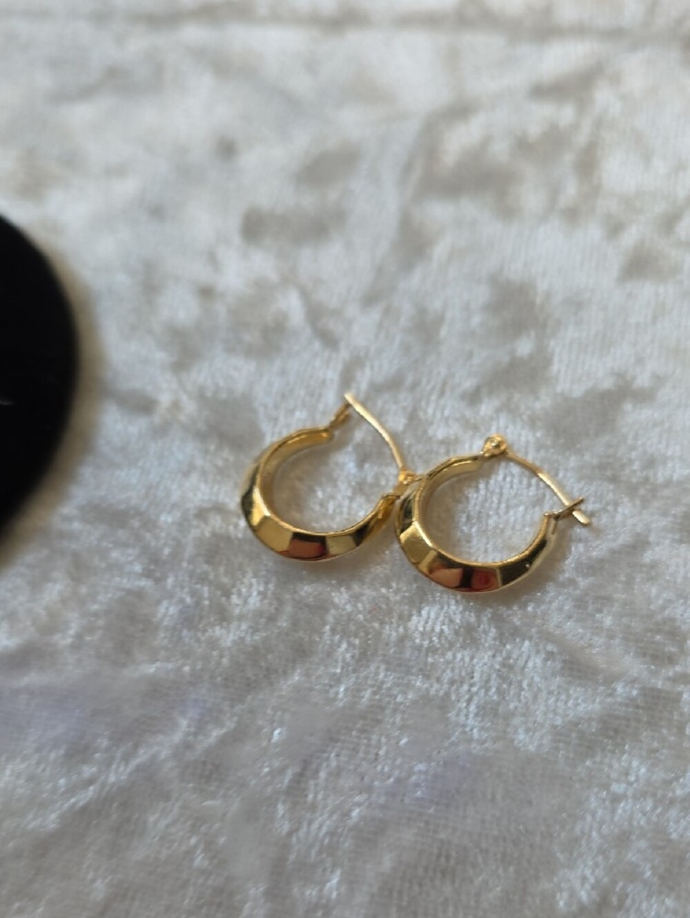 14kt Gold Hoop Minimalist Earrings 1/2 Inch - Picture 8 of 8